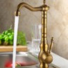 Grifo de cocina giratorio de latón antiguo montado en la encimera
